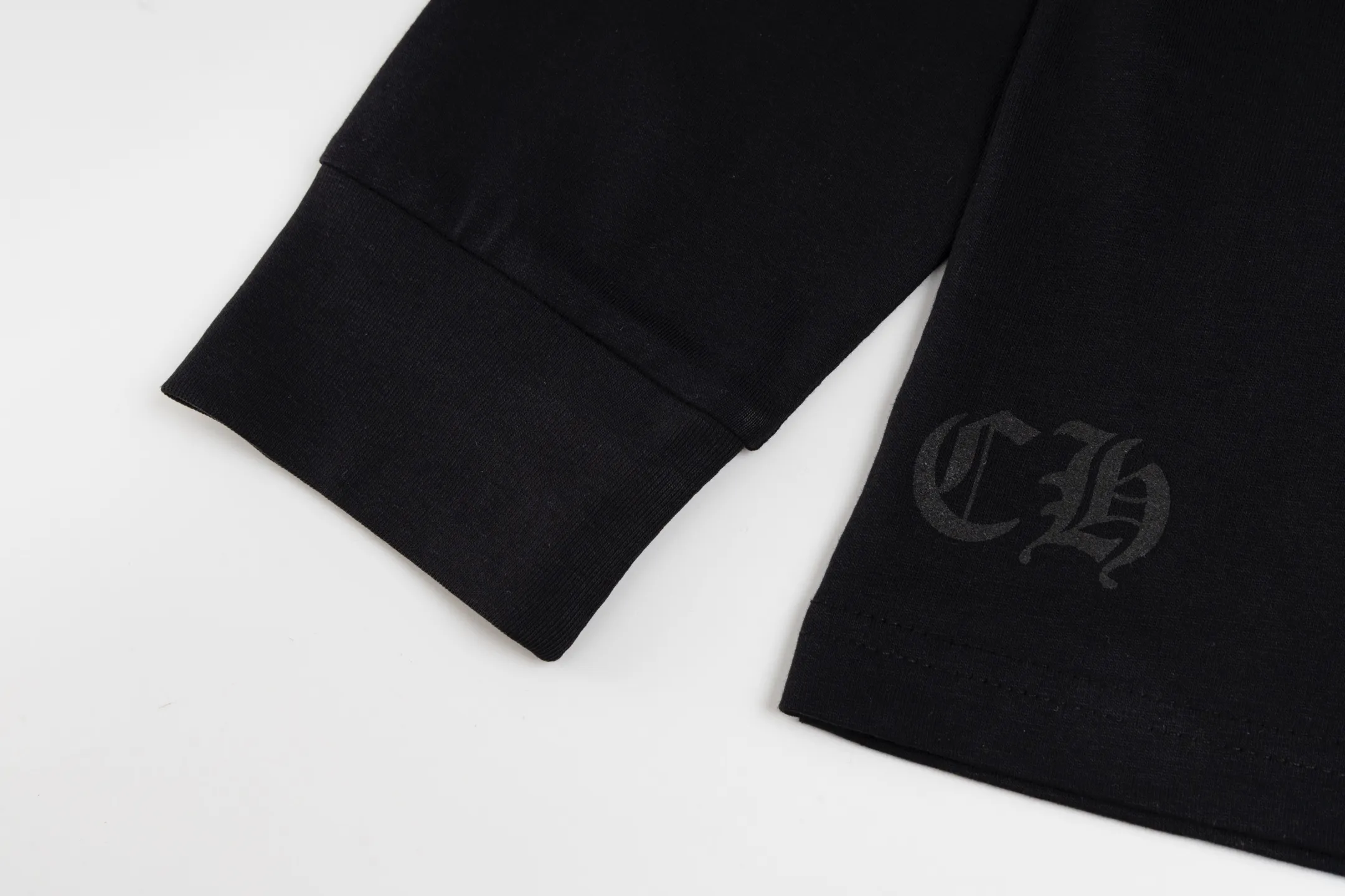 🅿️350 [Exclusive supply] CH Miami limited color cross long sleeves (white) The fabric is made of 26-woven 220-gram high-weight cotton fabric, which is thick and crisp and not easy to deform, with fine texture, breathable and skin-friendly. The design is derived from the CH Miami limited series. The colorful cross print interprets the brand's classic aesthetics, and is trendy and cool with a tension of faith. High-temperature ink printing process, rich color levels and delicate transitions, even large-area complex patterns are still bright and durable without cracking after washing. Size:S-M-L